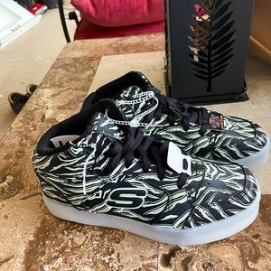 Skechers light up shoes for boys size  4.5